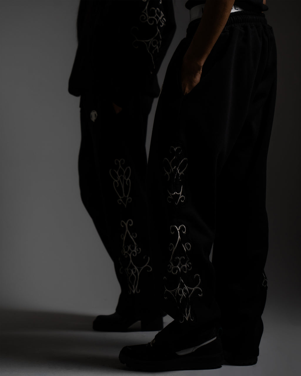 BLACK MIDNIGHT SWEATPANTS